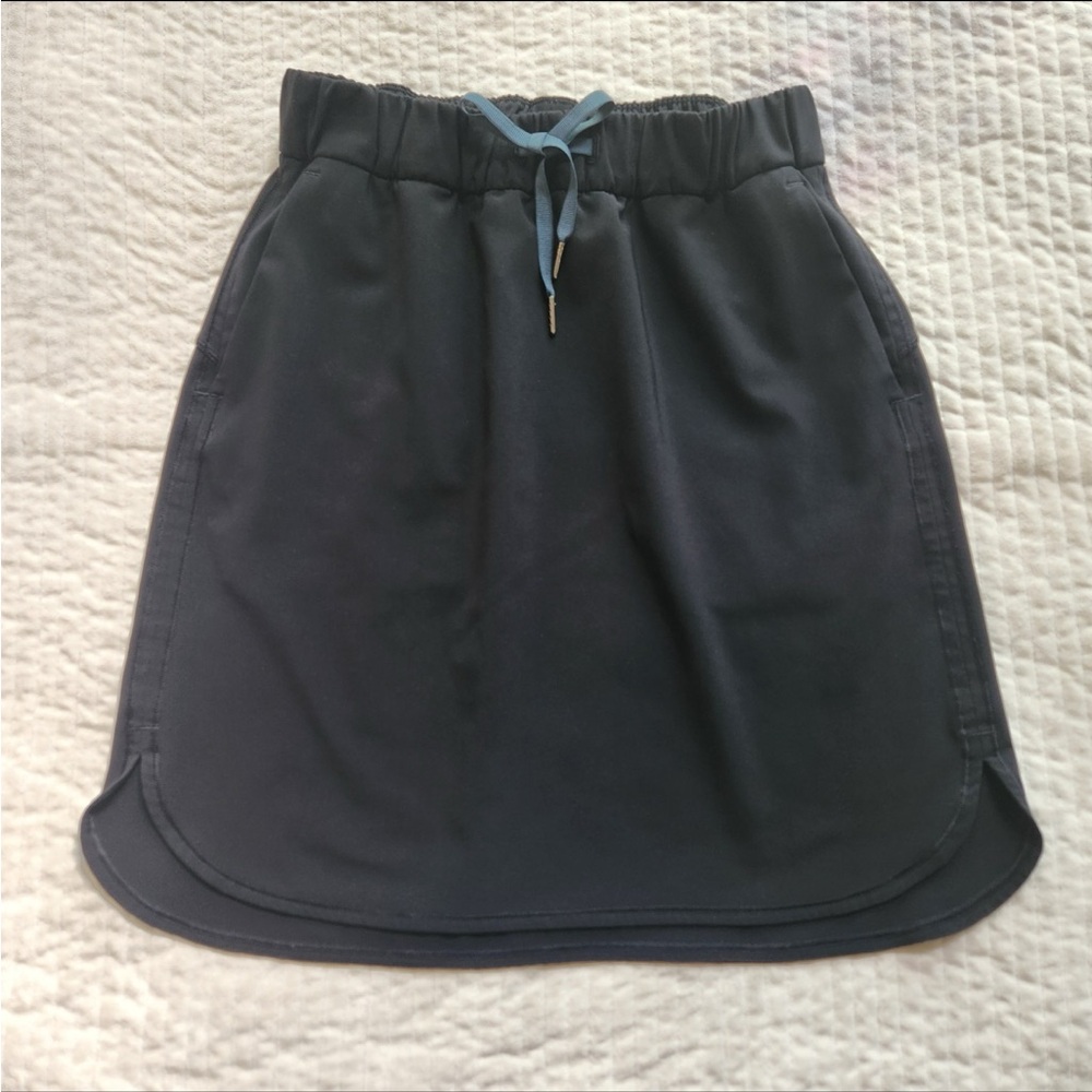 Lululemon On The Fly Skirt in Black size 6